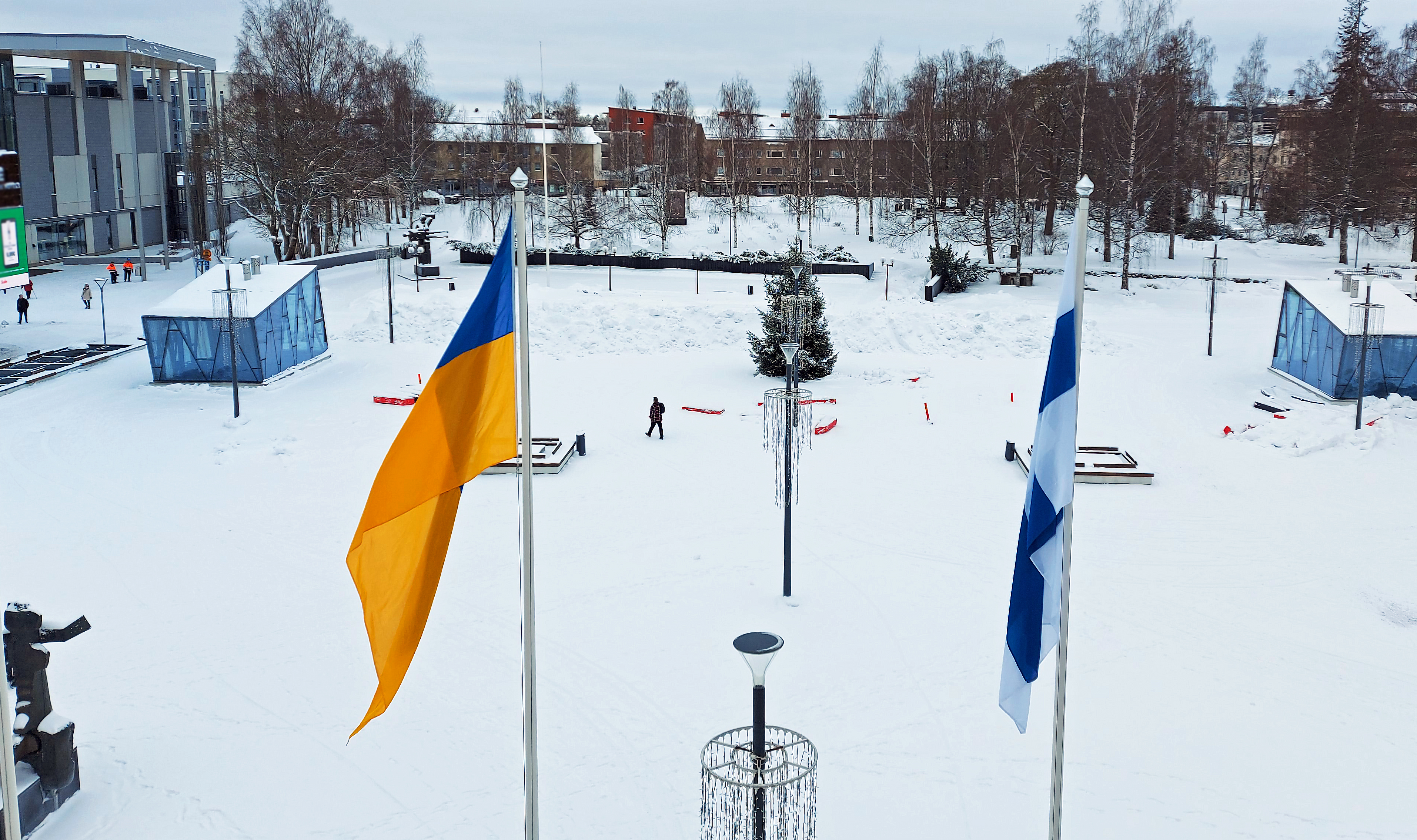 Ukrainan ja Suomen liput Lappeenrannan kaupungintalon edustalla.